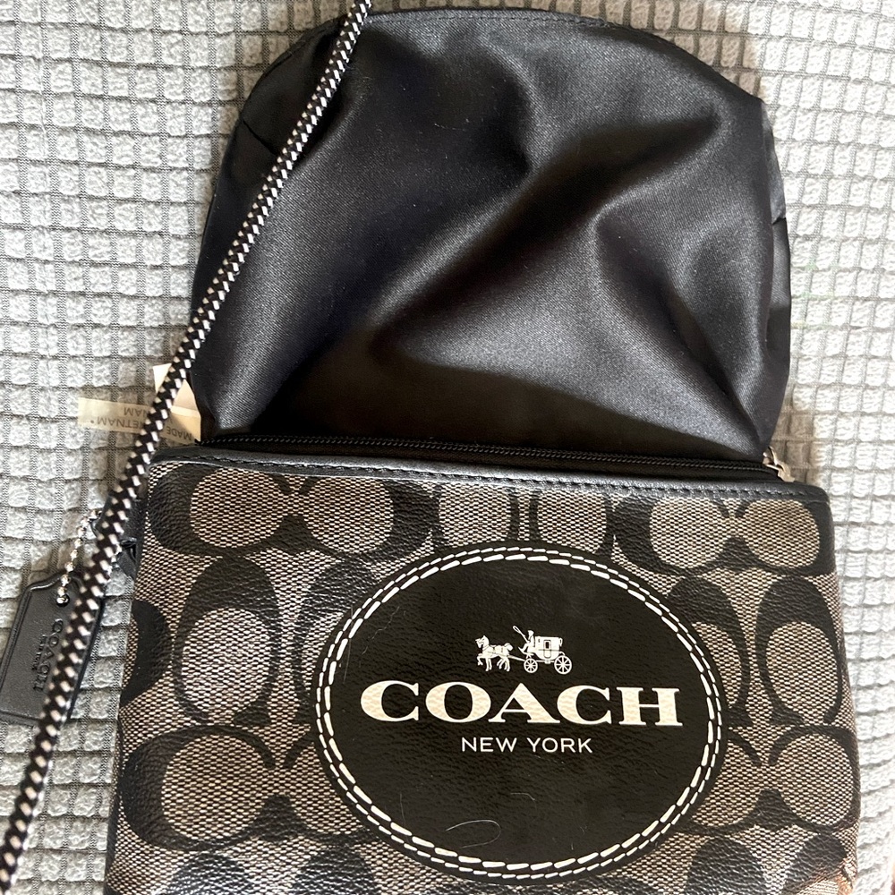 Coach EUC Signature Coated Canvas w/hang tag - Picture 6 of 13